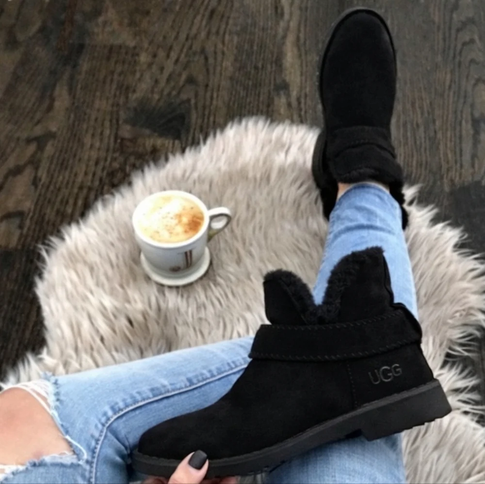 UGG McKay Black Sheepskin Ankle Boots Fur Lined Suede Womens 7
